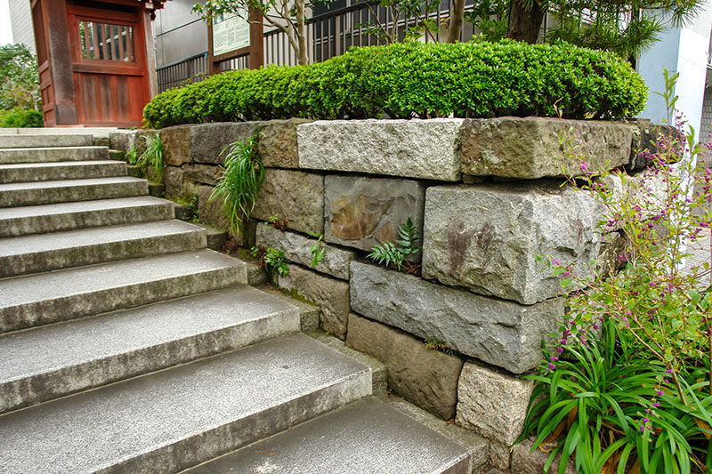 22 Practical And Pretty Retaining Wall Ideas Green And Vibrant